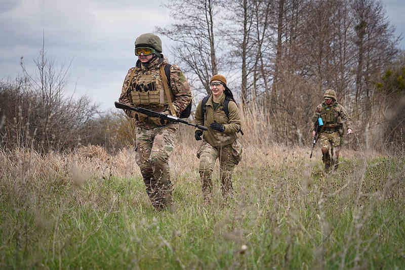 Група гвардійців на марші