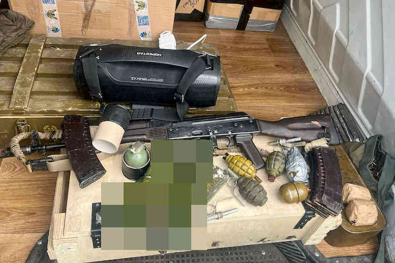 Знайдена зброя і вибухівка