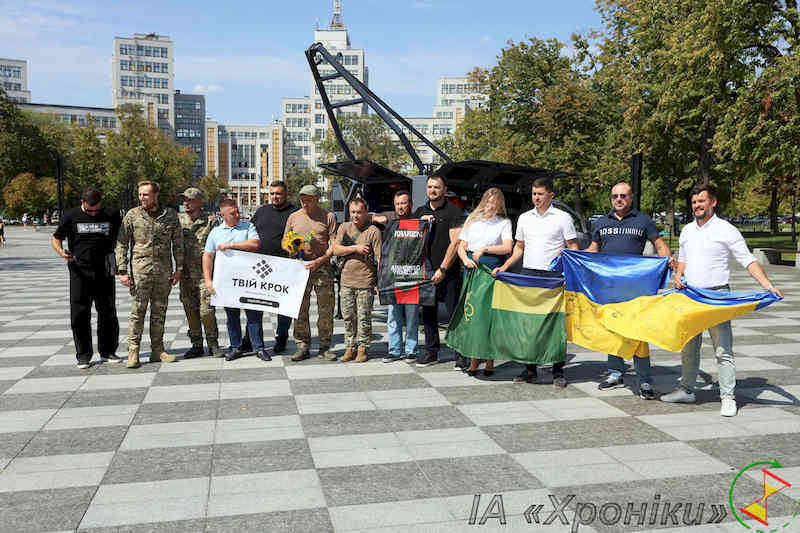 Митники, військові і БФ «Твій крок» на акції з передачі мобільної автомайстерні