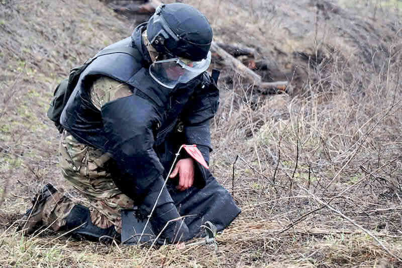 Гвардеец-инженер за работой