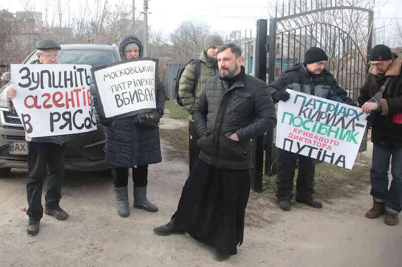 Зупиніть агентів в рясах!