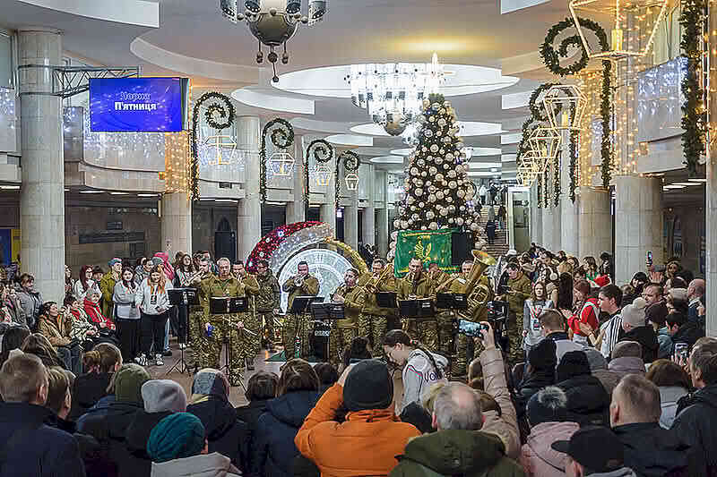 Оркестр 5 Слобожанської бригади «Скіф» НГУ дає новорічний концерт у харківському метрополітені