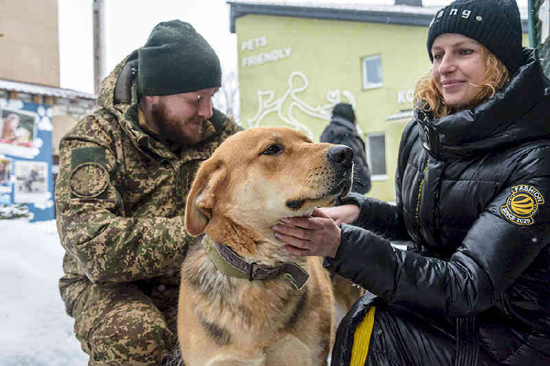 Слобожанские «Скифы» привезли теплые вещи для утепления будок бездомных животных