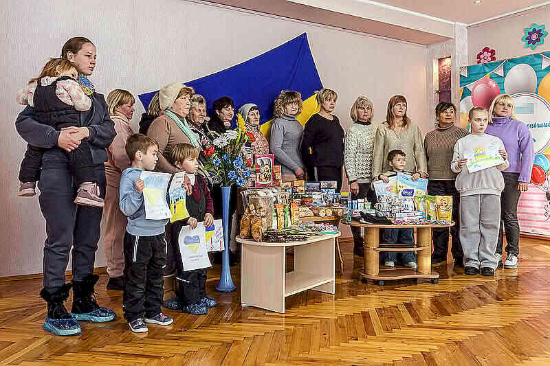 Маленькі харків’яни передають подарунки військовим  5-ї Слобожанської бригади «Скіф» НГУ Нацгвардія,