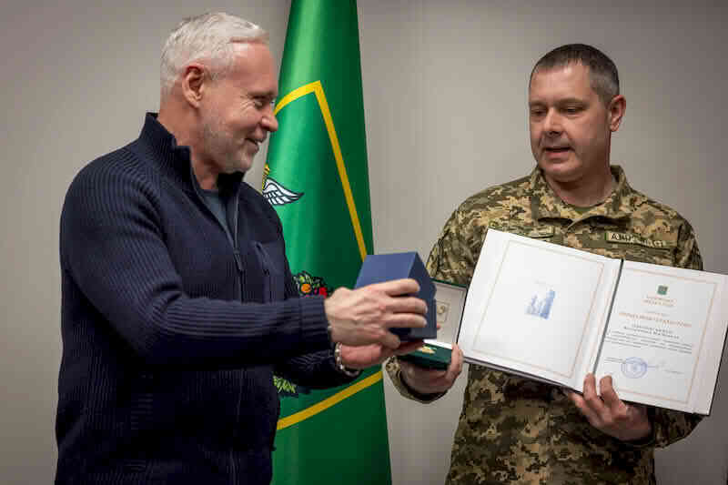 Володимир Ольховський отримує нагороду від Харківської міської ради