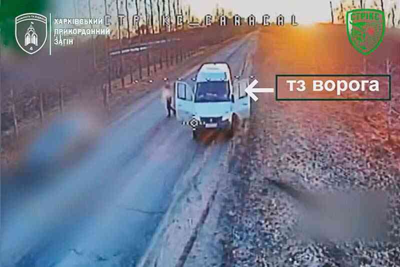 За мгновение до уничтожения автомобиля российских захватчиков