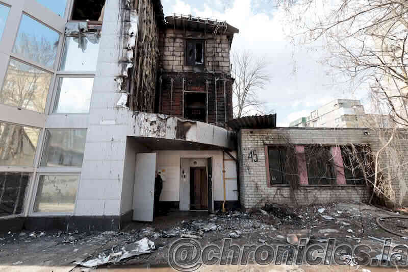 Поврежденное россиянами офисное здание, где находился салон красоты