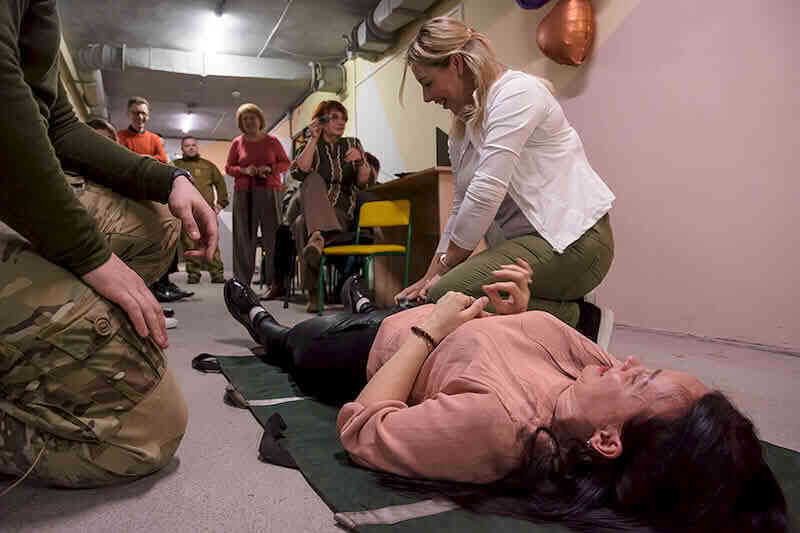 Гвардейцы проводят тренинг по тактической медицине