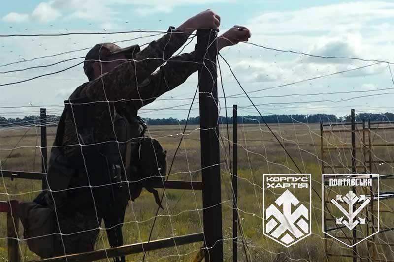 Бійці корпусу НГУ «Хартія» облаштовують антидронові сітки над дорогами Харківщини