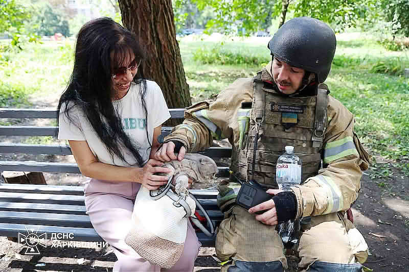 Рятувальник віддає господарці врятованого кота Барні