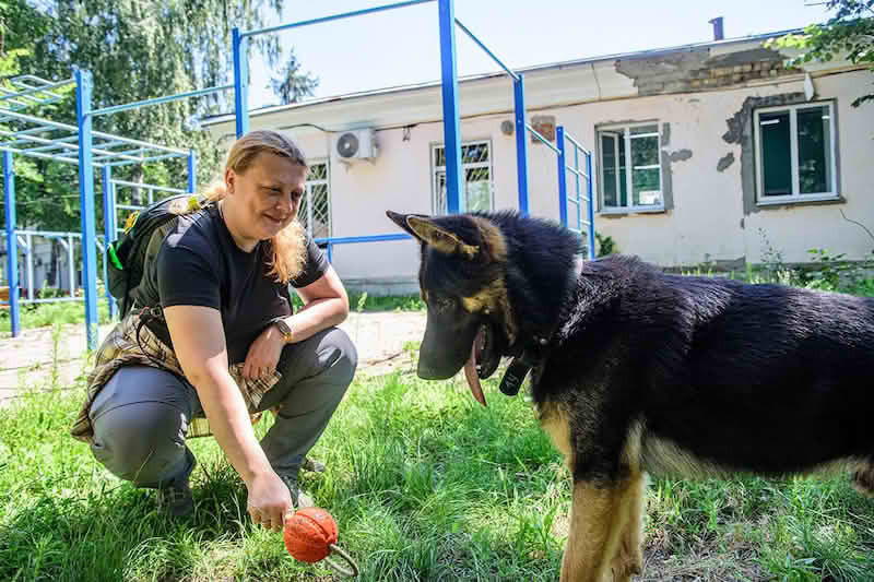 Собаки допомагають відновлюватися пораненим гвардійцям